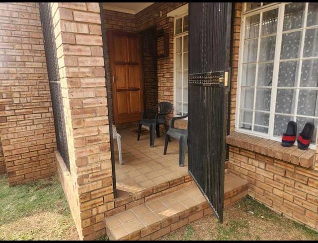 3 BEDROOM TOWNHOUSE FOR SALE IN CASTLEVIEW